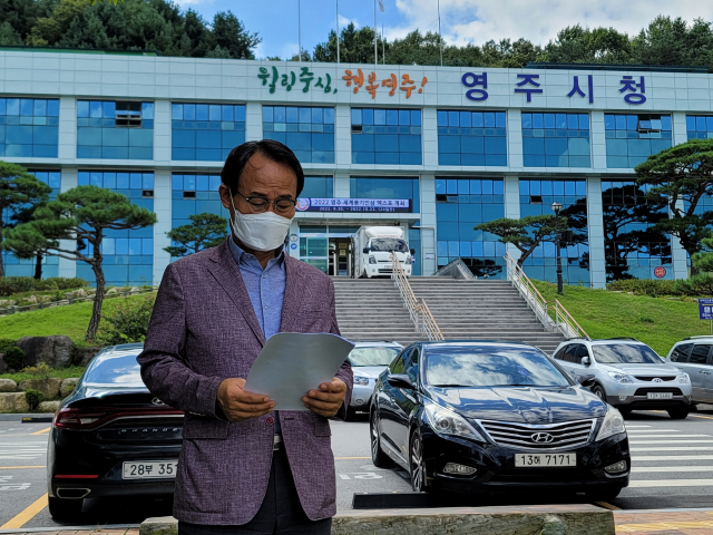 박남서 전 영주시의회 의장이 영주시청 앞에서 대시민 호소문을 낭독하고 있다. 상생포럼 제공