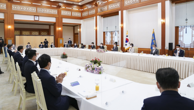 문재인 대통령이 3일 청와대에서 국회의장단 및 상임위원장단 초청 오찬간담회를 하고 있다. 연합뉴스