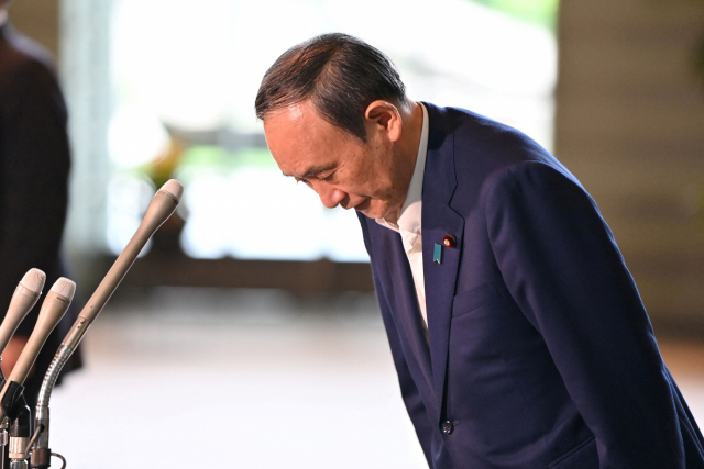 스가 요시히데 일본 총리가 3일 도쿄의 총리 관저에서 기자회견에 참석해 고개를 숙여 인사하고 있다. 집권 자민당 총재인 그는 오는 29일로 예정된 총재 선거에 입후보하지 않기로 했다. 이에 따라 그는 이달 말 총재 임기 만료에 맞춰 취임 1년 만에 총리직에서 물러나게 됐다. 의원내각제를 채택하고 있는 일본에서는 국회 다수당 총재가 총리직을 맡는다. 연합뉴스