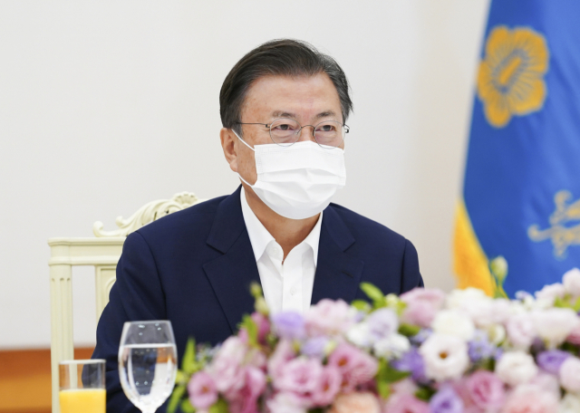 문재인 대통령이 3일 청와대에서 열린 국회의장단 및 상임위원장단 초청 오찬간담회에서 참석자 인사말을 듣고 있다. 연합뉴스
