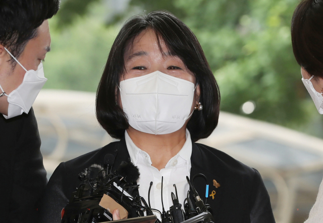 정의기억연대 후원금 유용 혐의 등으로 기소된 무소속 윤미향 의원이 11일 오후 첫 공판이 열리는 서울서부지법 형사합의11부 법정으로 향하고 있다. 연합뉴스