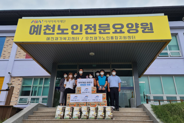 K-water 예천수도지사 직원들이 지역에 유천재가농인통합지원센터를 방문해 쌀과 라면을 전달했다. 예천수도지사 제공