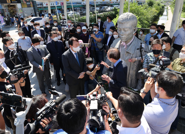 국민의힘 윤석열, 장기표 대선 경선 예비 후보가 3일 서울 종로구 청계천 버들다리(전태일다리) 내 전태일 열사 동상을 찾아 묵념한 뒤 대화하고 있다. 이날 두 후보는 전태일 열사의 어머니 고 이소선 여사 10주기를 맞아 전태일 열사 동상을 찾았다. 연합뉴스