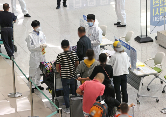기사내용과 무관한 자료사진. 영종도 인천국제공항에 도착한 입국객들이 방역 관계자의 안내를 받는 모습. 연합뉴스