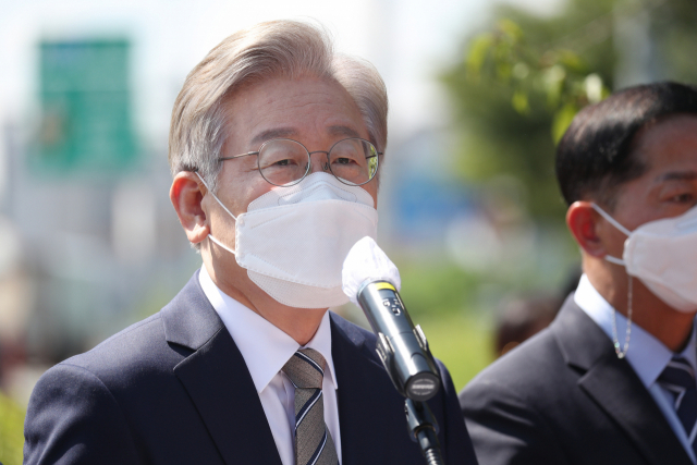이재명 경기도지사가 3일 경기도 김포시 걸포동 일산대교 요금소에서 열린 일산대교 무료화를 위한 공익처분 추진 브리핑에서 질문에 답하고 있다. 연합뉴스
