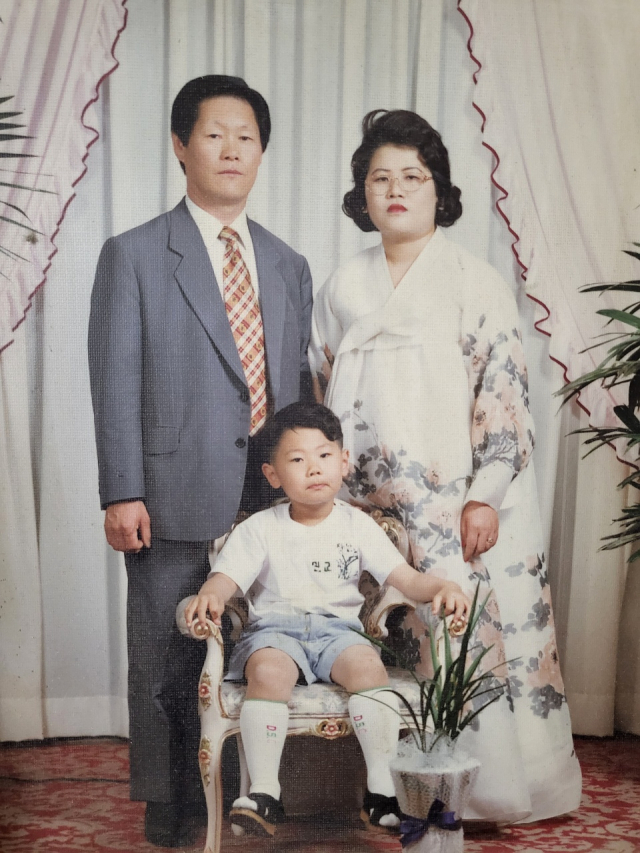 1994년 김민교(앞줄 가운데) 씨가 어머니의 사군자 전시회를 마친 뒤 아버지 김병화(뒷줄 왼쪽) 씨와 함께 찍은 가족사진. 가족제공.