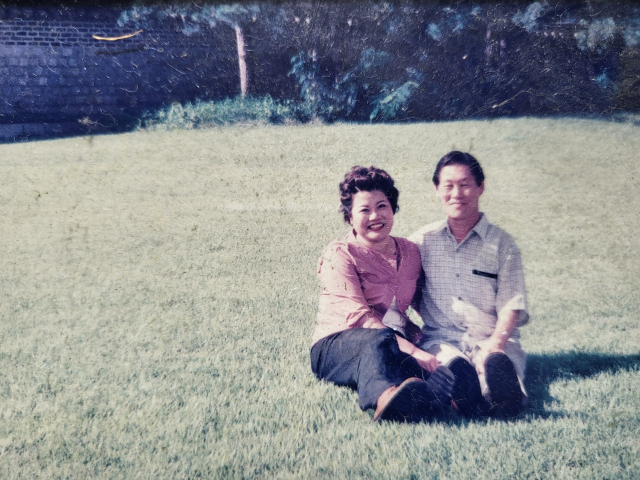 1988년 김병화 씨가 부인과 공원에서 데이트하며 찍은 기념 사진. 가족제공.