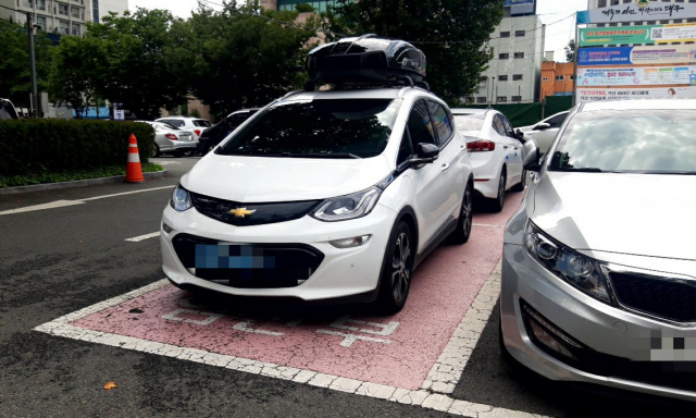 지난달 30일 차량 앞 유리에 임산부 자동차 표지가 없는 한 차량이 대구시청 임산부 전용 주차장에 주차돼 있었다. 기자가 확인한 결과 차량 주인은 비임산부였다. 윤정훈 기자