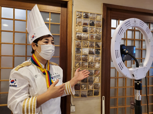 31일 대구 남구 일미정에서 송민선 외식업 남부지부장이 한방식품에 대해 설명하고 있다. 이통원 기자. tong@imaeil.com