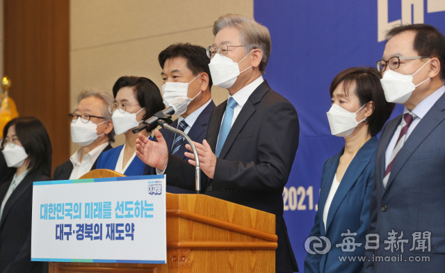 더불어민주당 대권주자인 이재명 경기도지사가 5일 대구상공회의소에서 대구경북 공약발표 및 기자간담회를 하고 있다. 성일권 기자 sungig@imaeil.com