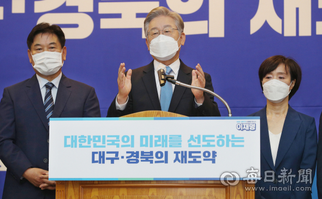 더불어민주당 대권주자인 이재명 경기도지사가 5일 대구상공회의소에서 대구경북 공약발표 및 기자간담회를 하고 있다. 왼쪽은 이재명 캠프에 합류한 홍의락 전 대구시 경제부시장. 성일권 기자 sungig@imaeil.com