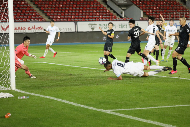 4일 탄천종합운동장에서 열린 대구FC와 성남FC의 K리그1 21라운드 원정경기에서 대구 에드가가 헤더슛을 시도하고 있다. 이날 경기는 0대0 무승부로 끝났다. 대구FC제공