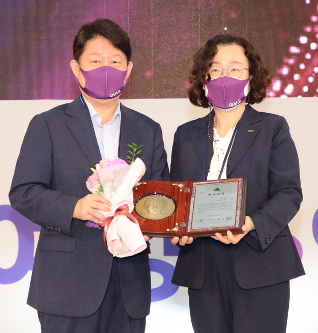 권영진 대구시장이 여성대상 수상자인 박선 대구YWCA사무총장에게 시상한 후 기념촬영을 하고 있다.