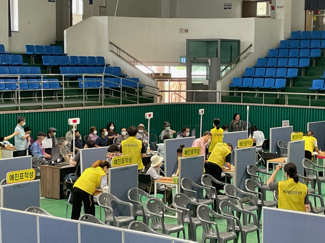 지난해 대구시 공공일자리 사업에 참가한 인력들이 백신접종센터에서 일하고 있다. 대구시 제공