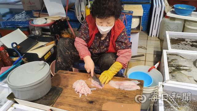 영일대북부시장 등푸른막회거리 한 좌판 상인이 막회를 썰고 있다. 김대호 기자