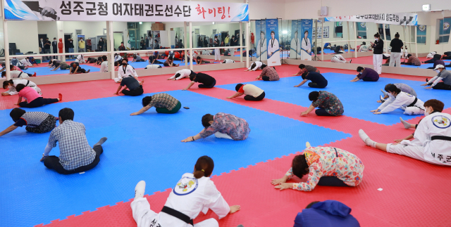 성주군청 여자태권도 선수단은 장애인 어르신을 대상으로 스트레칭, 기초체력운동 등 재능나눔수업을 했다. 성주군 제공