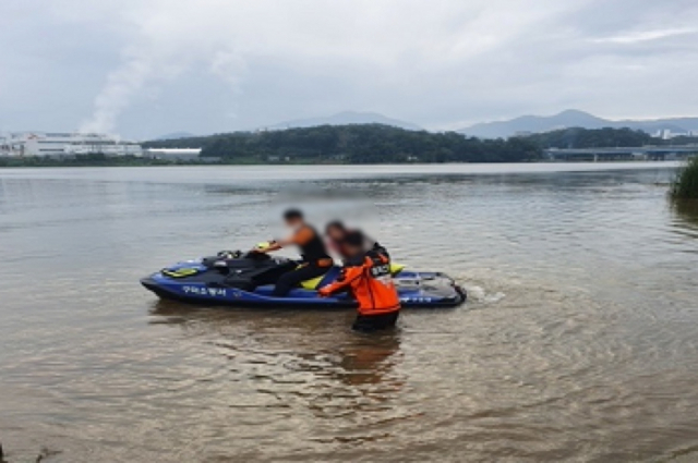 경북 구미소방서는 6일 오전 6시 10분쯤 산호대교에서 뛰어내린 20대 여성을 무사히 구조했다. 구미소방서 제공
