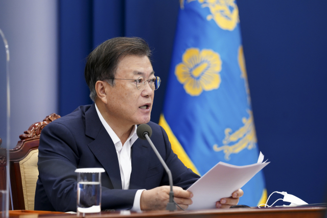 문재인 대통령이 6일 청와대에서 조선산업 성과와 재도약 전략을 의제로 열린 수석보좌관회의에서 발언하고 있다. 연합뉴스
