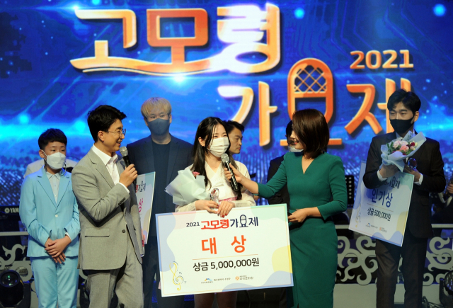 관중 없이 비대면으로 개최된 2021 고모령 가요제에서 장예주 씨가 대상을 수상한 후 소감을 전하고 있다.