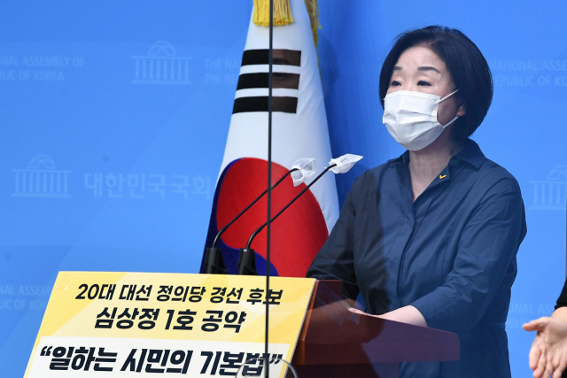 대선 출마를 선언한 정의당 심상정 의원이 6일 서울 국회 소통관에서'신노동법' 공약 발표 기자회견을 하고 있다. 연합뉴스