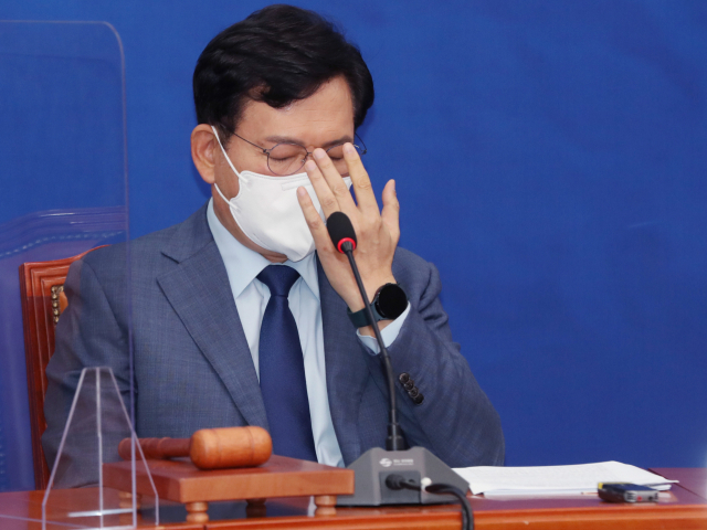 더불어민주당 송영길 대표가 6일 서울 여의도 국회에서 열린 최고위원회의에서 참석자들의 발언을 들으며 생각에 잠겨 있다. 연합뉴스
