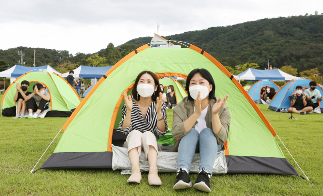 이윤주(왼쪽) 간호사와 김민주 간호사가 손뼉을 치며 