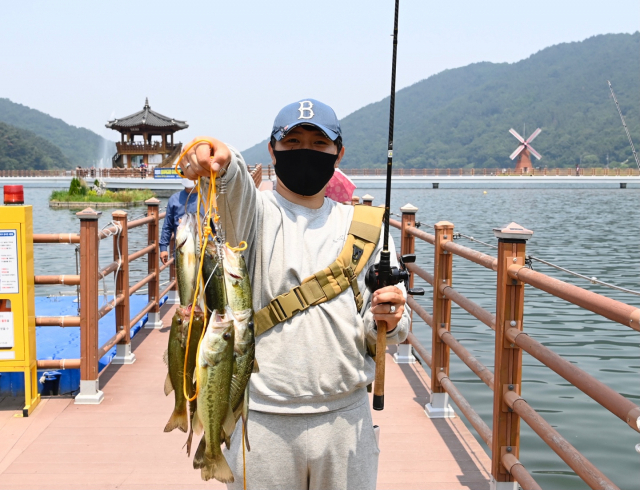 대구 달성군이 지난 6월부터 송해공원 옥연지에서 유해외래어종 퇴치행사를 벌이고 있다. 달성군 제공