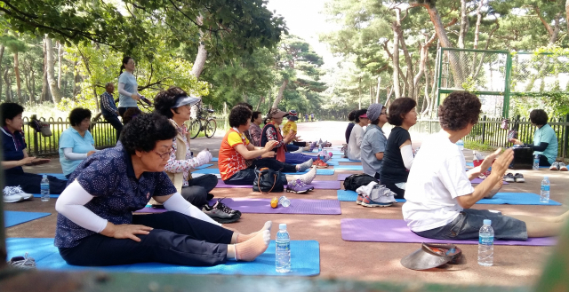경북도체육회 경주시체육회가 어르신을 대상으로 생활 참여형 체육 활동 지원을 이어가고 있다. 경북체육회는 2020년도 생활체육지도자 성과평가에서 전국 1위를 차지했다. 경북체육회 제공