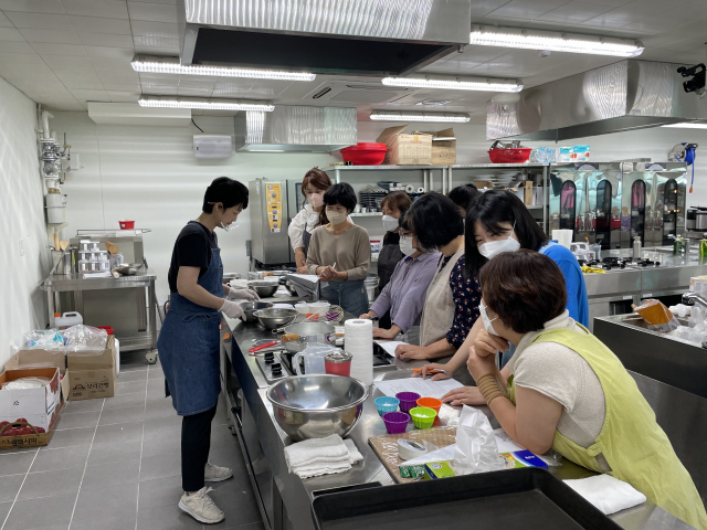 떡제조 전문인력 양성 및 떡공방 창업 교육을 신청한 교육생을이 실습 교육을 받고 있다. 경북여성정책개발원 경북광역여성새일센터 제공