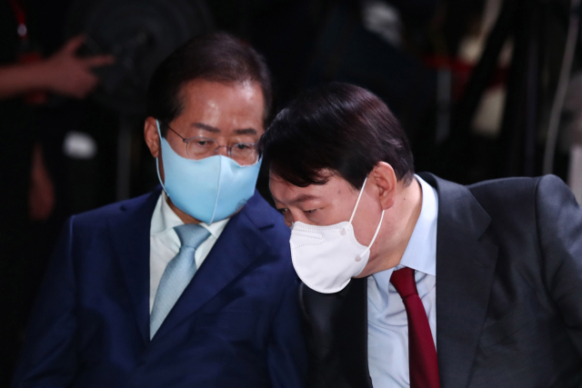국민의힘 대권주자인 윤석열 전 검찰총장(오른쪽)과 홍준표 의원이 지난 7일 서울 강서구 ASSA빌딩 방송스튜디오에서 열린 국민의힘 대선 경선 후보 