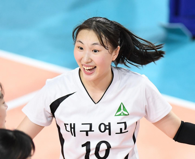 여자프로배구 제7구단 페퍼저축은행의 창단 첫 신인 선수는 대구여고 세터 박사랑이 됐다. 김형실 페퍼저축은행 감독은 7일 서울시 강남구 청담 리베라 호텔에서 열린 2021-2022 한국배구연맹 여자 신인선수 드래프트에서 전체 1순위로 박사랑을 지명했다. 연합뉴스