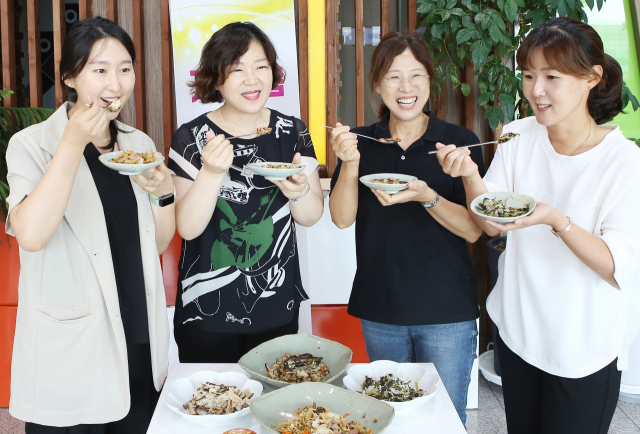 칠곡군농업기술센터 농촌지도사들이 밥나물로 만든 음식을 시식하고 있다. 칠곡군 제공