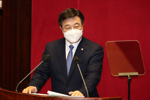 더불어민주당 윤호중 원내대표가 8일 국회에서 열린 본회의에서 교섭단체 대표연설을 하고 있다. 연합뉴스