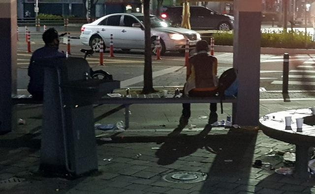 8일 오전 5시쯤 대구 원대신시장 인근 일용직 근로자들이 일감을 찾아 기다리고 있는 모습. 변선진 기자