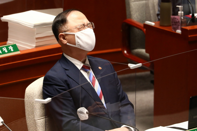 홍남기 부총리 겸 기획재정부 장관이 8일 서울 여의도 국회에서 열린 예산결산특별위원회 전체회의에서 굳은 표정으로 자리하고 있다. 연합뉴스