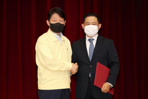 정해용 경제부시장이 8일 오전 권영진 대구시장으로부터 경제부시장 임용장을 받고 있다. 대구시 제공