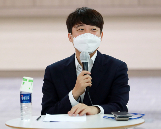 국민의힘 이준석 대표가 8일 오후 부산 수영구 국민의힘 부산시당에서 열린 청년 간담회에서 인사말하고 있다. 연합뉴스