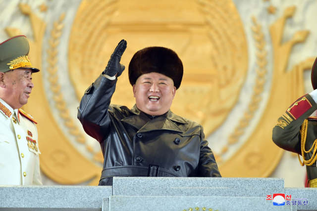북한이 올해 1월 14일 저녁 평양 김일성 광장에서 노동당 8차 대회를 기념하는 열병식을 진행했다. 당시 열병식에 참석한 김정은 위원장이 검은 털모자를 쓴 채로 만족한 듯한 웃음을 짓는 모습이다. 자료사진. 연합뉴스
