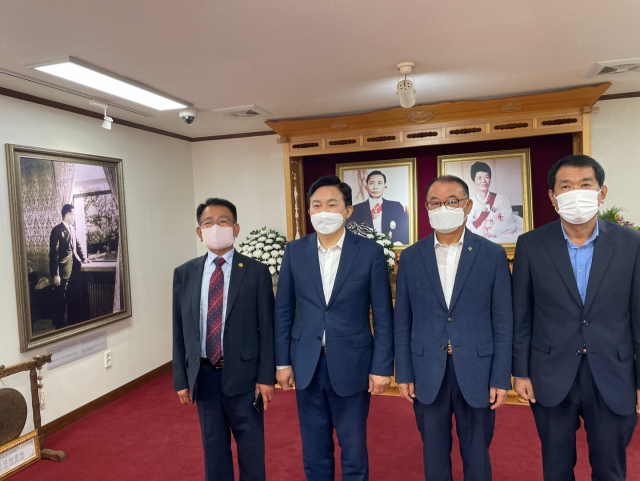국민의힘 원희룡 대통령 예비후보가 9일 경북 구미 박정희 대통령 생가를 찾아 헌화 전 기념촬영을 하고 있다. 이영광 기자 kwang623@imaeil.com