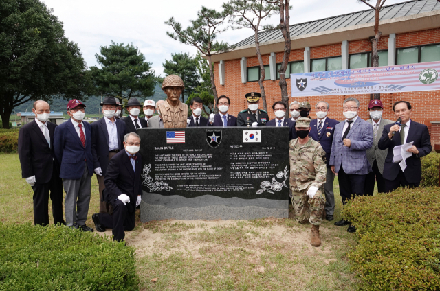 박진전쟁기념관에서 미 육군 제2보병사단 기념비 제막식 참석자들이 기념촬영을 했다. 창녕군 제공