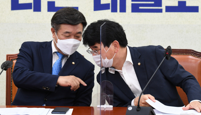 더불어민주당 윤호중 원내대표(왼쪽)와 박완주 정책위의장이 9일 국회에서 열린 정책조정회의에서 대화하고 있다. 연합뉴스