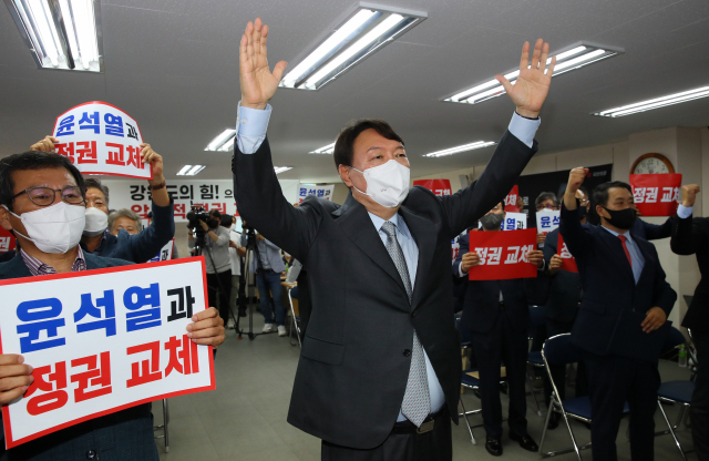 국민의힘 대권주자인 윤석열 전 검찰총장이 9일 강원 춘천시 금강로 국민의힘 강원도당에서 열린 강원선대위 임명장 수여식에서 참석자들과 함께 정권교체를 다짐하고 있다. 연합뉴스