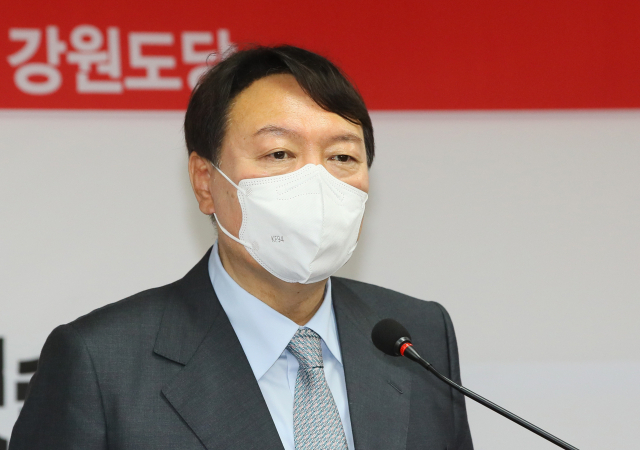 국민의힘 대권주자인 윤석열 전 검찰총장이 9일 강원 춘천시 금강로 국민의힘 강원도당에서 열린 강원선대위 임명장 수여식에서 인사말하고 있다. 연합뉴스