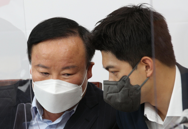 국민의힘 김재원 최고위원(왼쪽)과 김용태 최고위원이 9일 오전 서울 여의도 국회에서 열린 최고위원회의에서 대화하고 있다. 연합뉴스