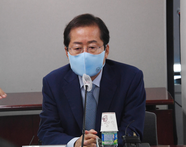 국민의힘 홍준표 대선 경선 예비후보가 8일 오전 서울 용산구 대한의사협회를 방문해 가진 코로나19 방역대책 등을 논의하는 간담회에서 발언하고 있다. 연합뉴스