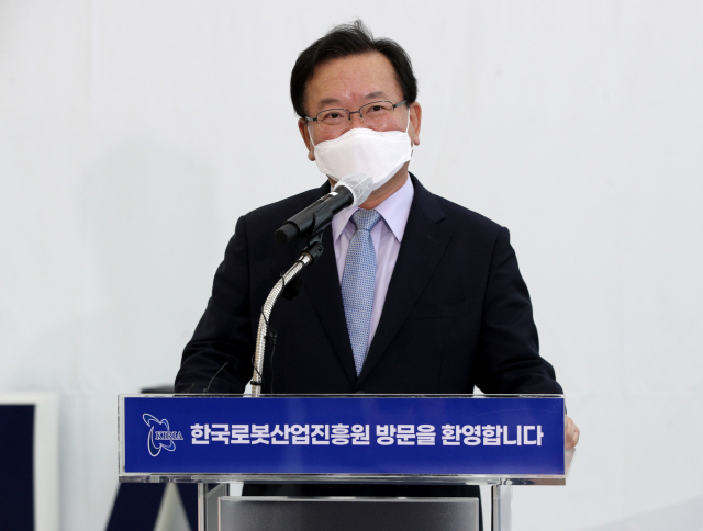 김부겸 국무총리가 9일 오후 대구 북구 한국로봇산업진흥원을 찾아 인사말을 하고 있다. 김영진 기자 kyjmaeil@imaeil.com
