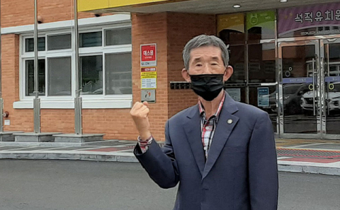 이길수 경북 칠곡군 석적읍 교육발전협의회 위원이 지난해 문을 연 공립 석적유치원 앞에서 포즈를 취했다. 이상헌 기자
