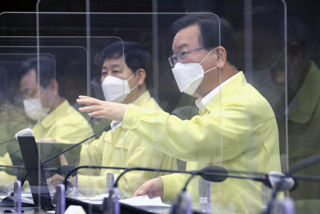 김부겸 국무총리가 10일 오전 세종시 정부세종청사에서 열린 신종 코로나바이러스 감염증(코로나19) 대응 중앙재난안전대책본부 회의를 주재하기에 앞서 참석자들과 대화하고 있다. 연합뉴스