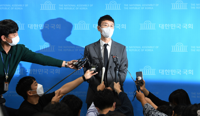 국민의힘 김웅 의원이 8일 서울 여의도 국회 소통관에서 지난해 총선 당시 윤석열 검찰총장의 측근 검사로부터 여권 인사에 대한 고발장을 넘겨받았다는 이른바 