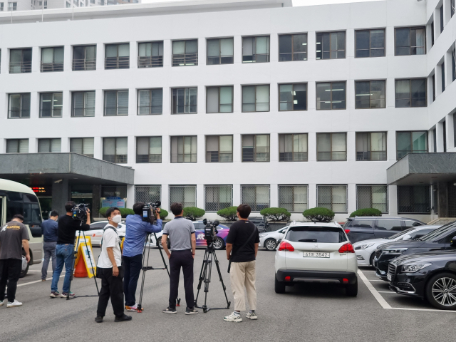 공수처가 손준성 대구고검 인권보호관에 대한 압수수색에 나선 가운데 대구고검 건물 앞에 취재진들이 대기하고 있다. 허현정 기자